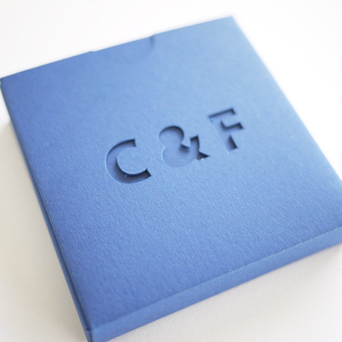 Carré Initiales ton sur ton, contenant à dragées