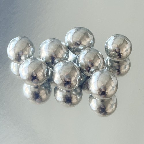Billes argentées aux noisettes grillées Billes argentées aux noisettes grillées