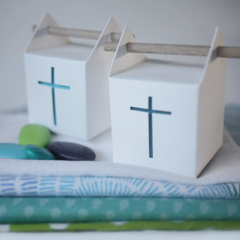 Boîte à la croix, contenant à dragées Boîte à la croix, contenant à dragées