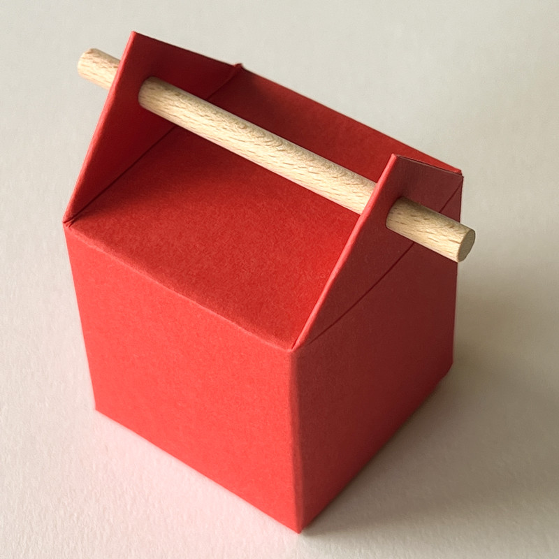 Boite et contenant à dragées couleur rouge vif.