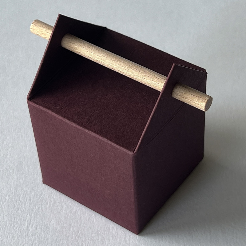 Boite et contenant à dragées couleur rouge bordeaux. Boite et contenant à dragées couleur rouge bordeaux.