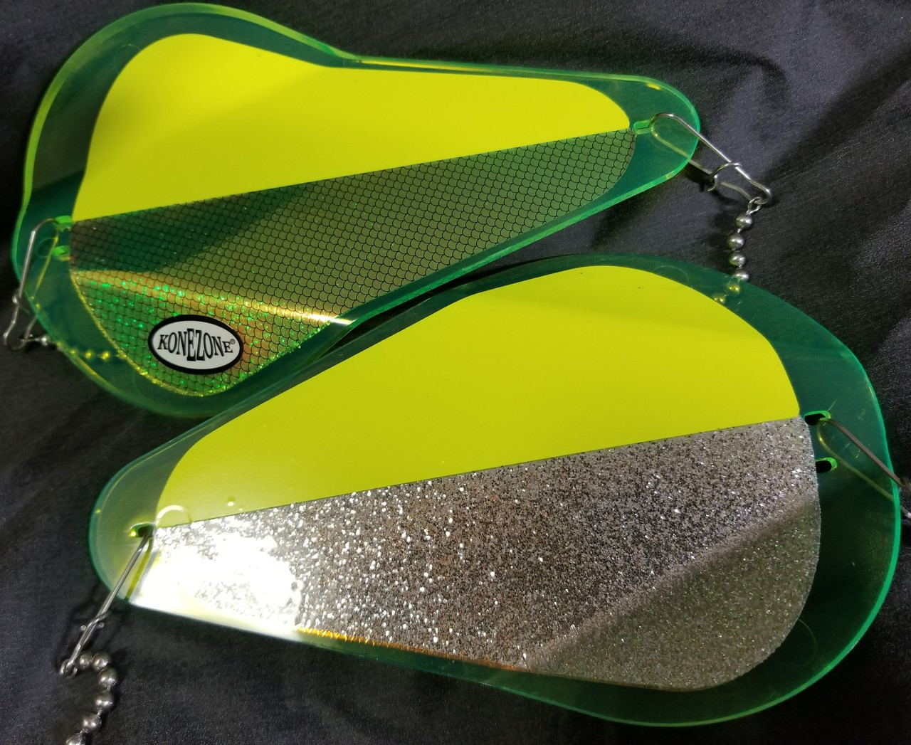 Phoenix 

 

We started off with Chartreuse UV covered with FL.Chartreuse in a 50/50 pattern along side Black Dragon UV. 

On the back we use a 50/50 pattern of FL. Chartreuse and Ultra Sparkle. 

 