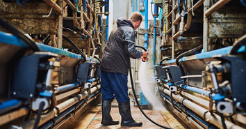 Choosing the Right Industrial Degreaser for Surfaces