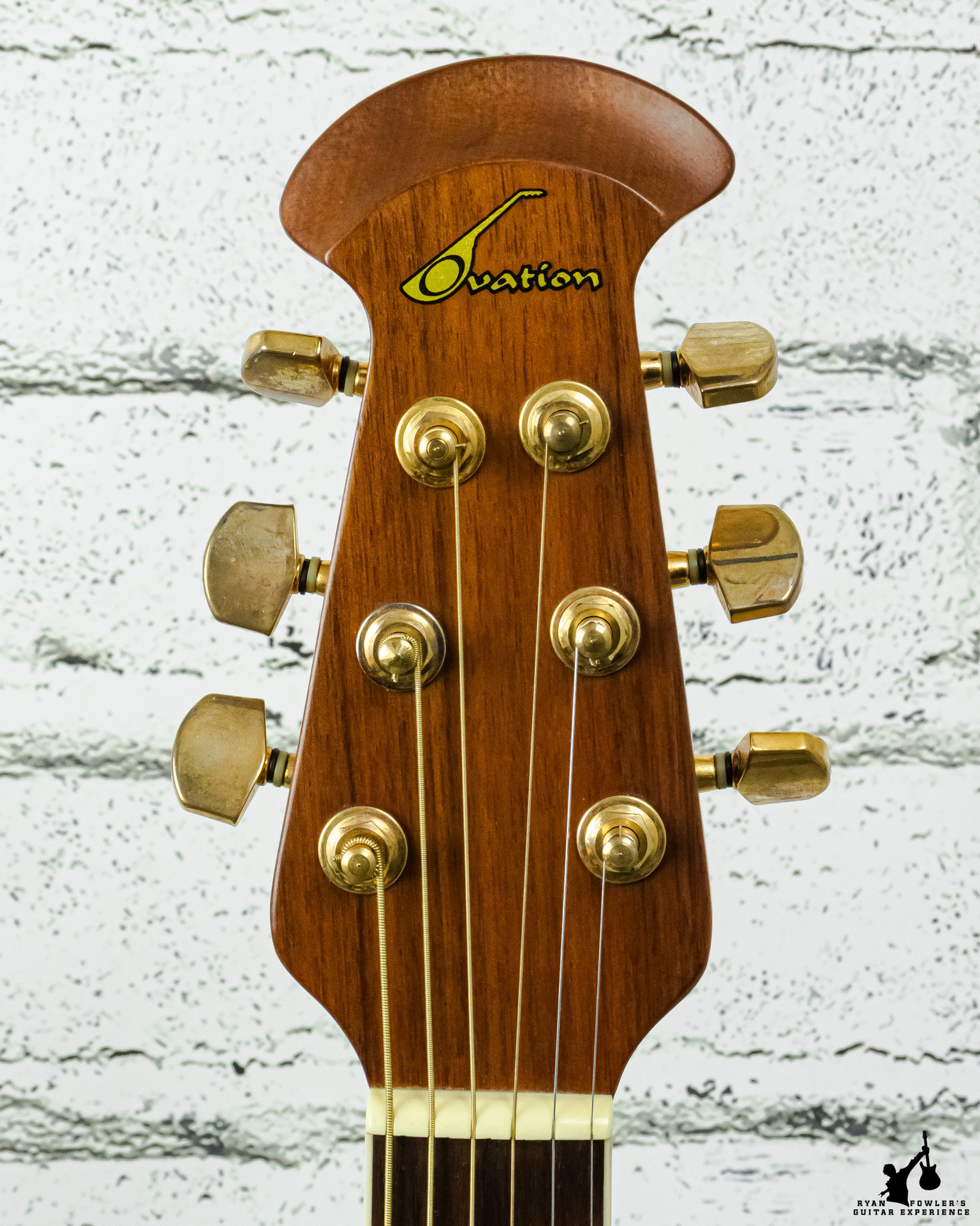 Ovation CS257 Celebrity Deluxe w/ Ovation Hardshell Case