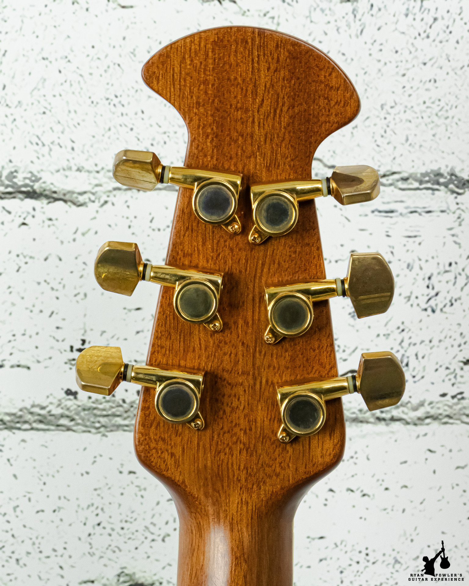 Ovation CS257 Celebrity Deluxe w/ Ovation Hardshell Case