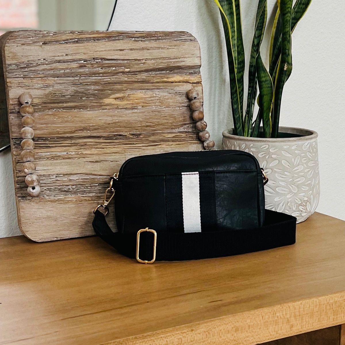 Threaded Pear Ava Crossbody Bag - Black