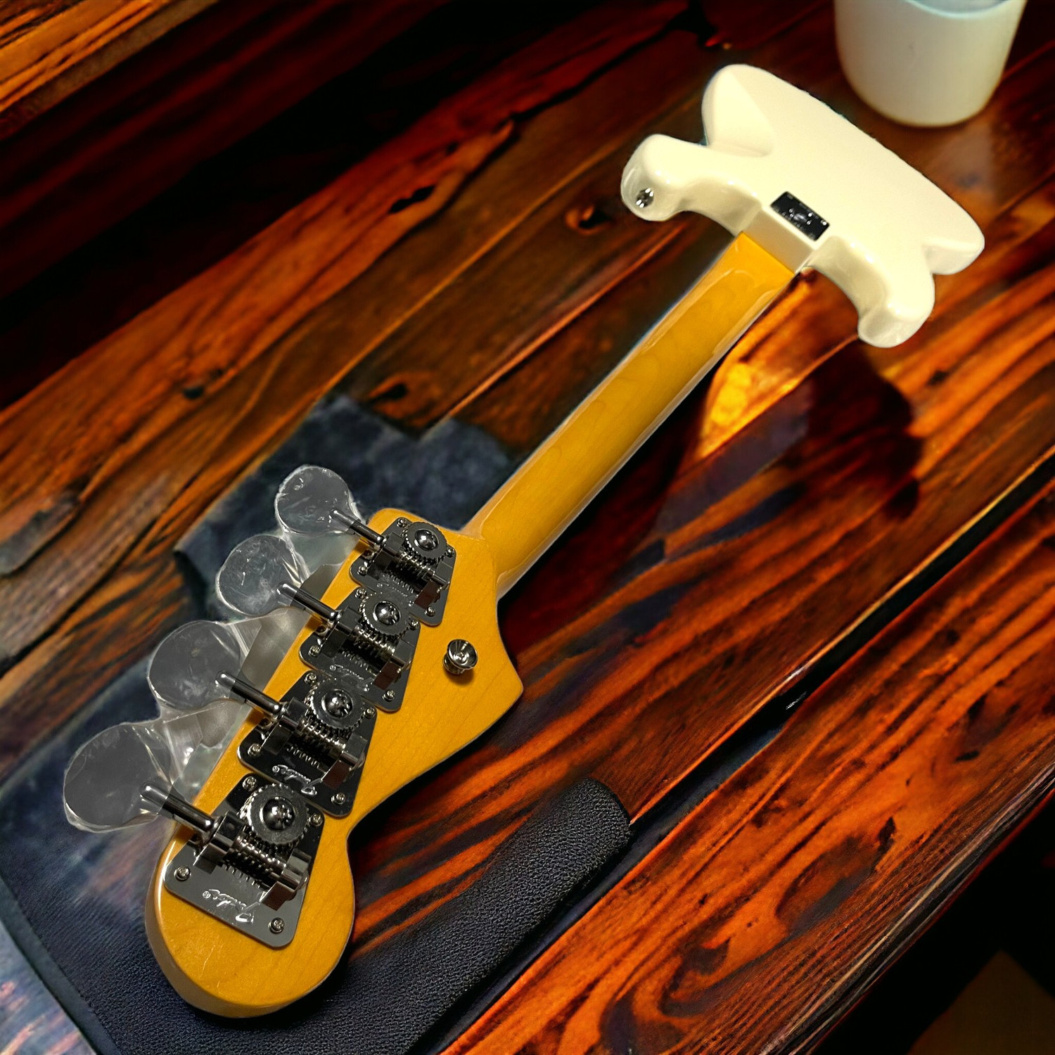Fender AM Vintage II 1966 Jazz, Olympic White / Rosewood