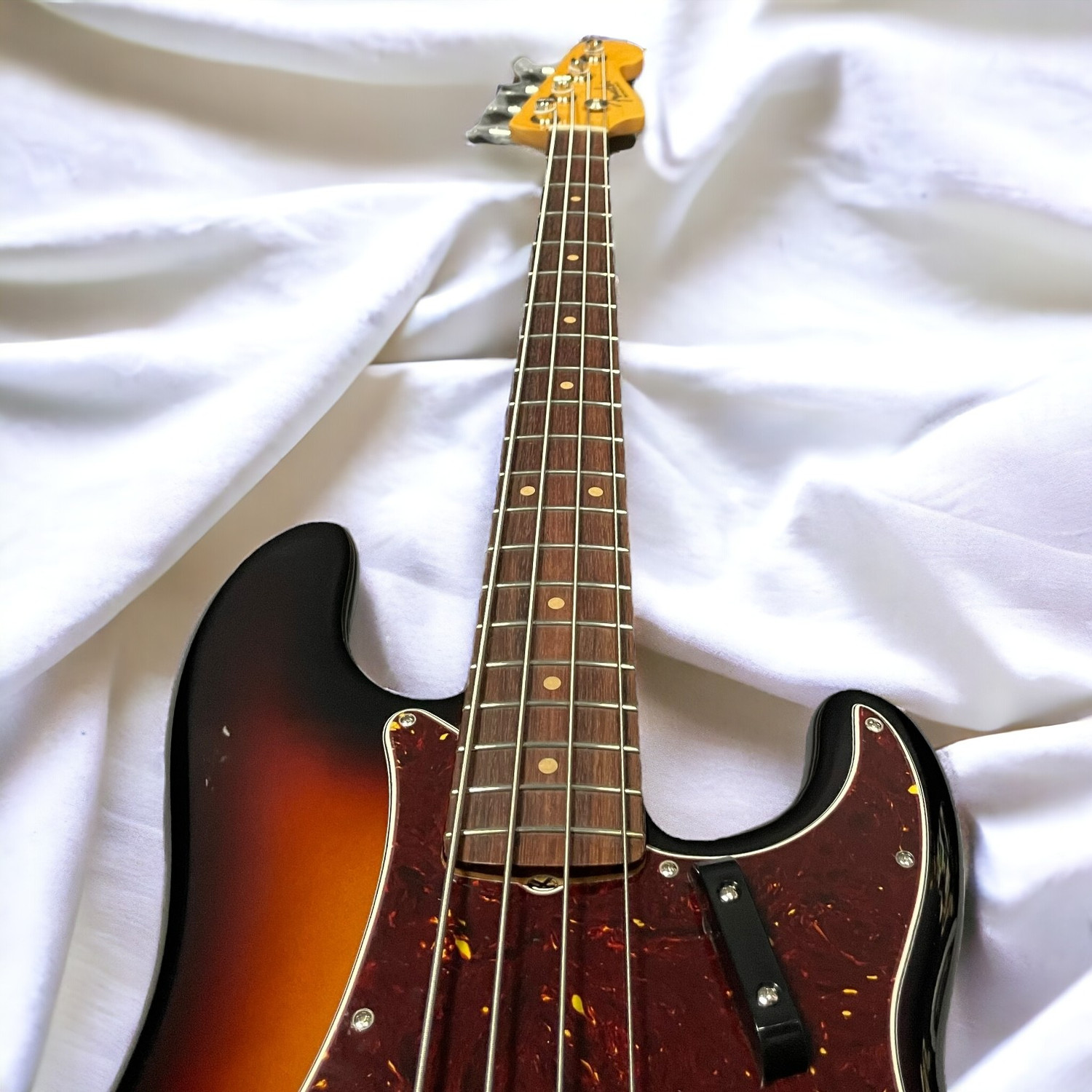 Fender AM Vintage II 1960 P-Bass, 3-Tone Sunburst w/ Rosewood *IN