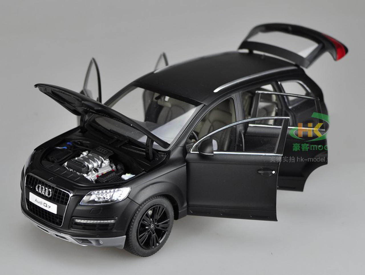 特典進呈ミニチャンプス アウディ Q7 2015 1/18 ミニカー マットブラック 乗用車