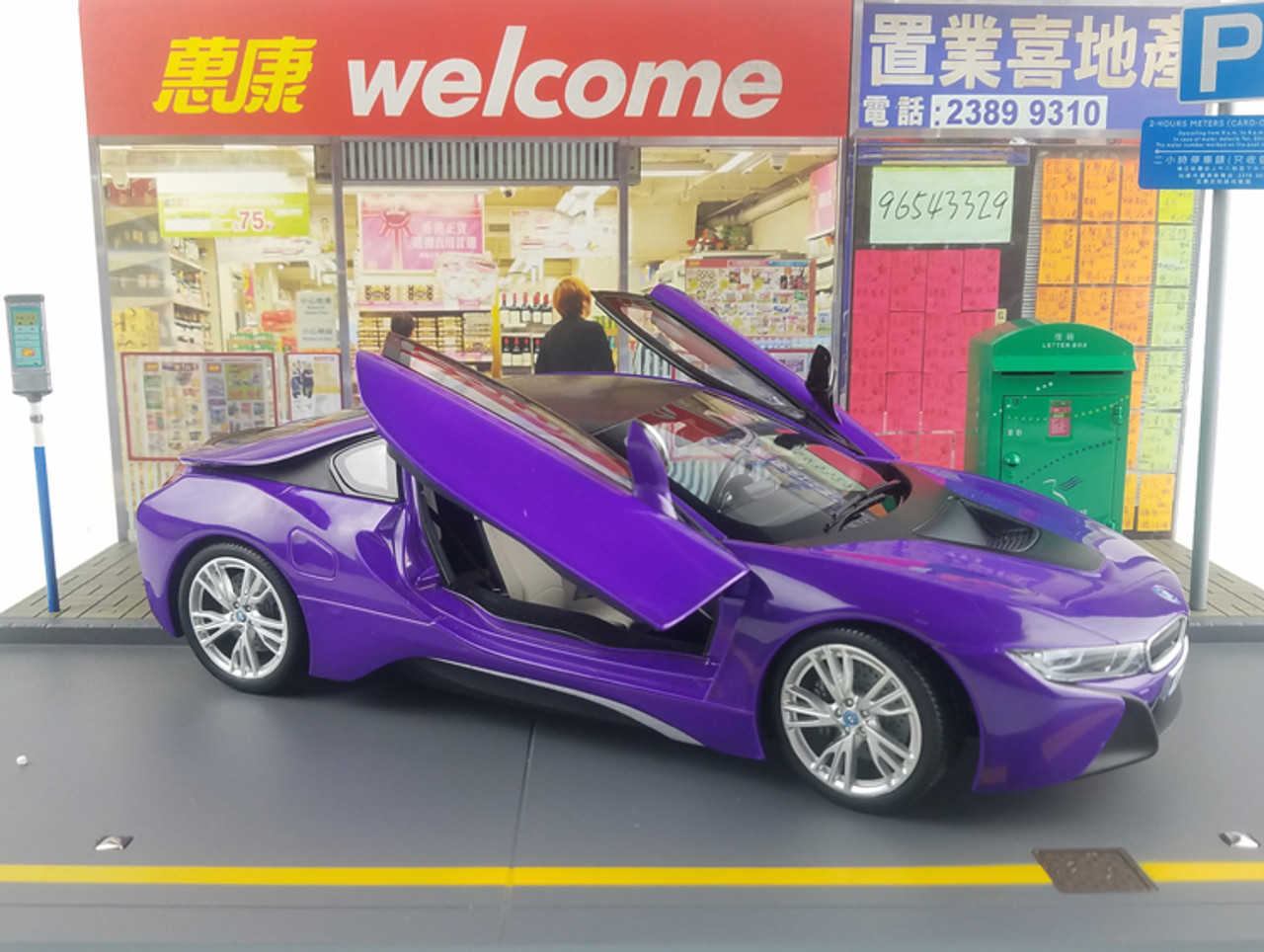 Damaged 1/18 Dealer Edition BMW i8 (Purple) Diecast Car Model