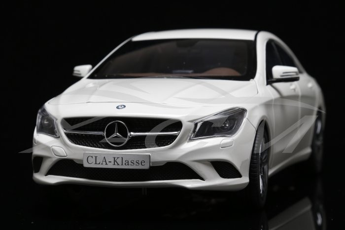 1/18 Dealer Edition Mercedes-Benz CLA (White) - LIVECARMODEL.com