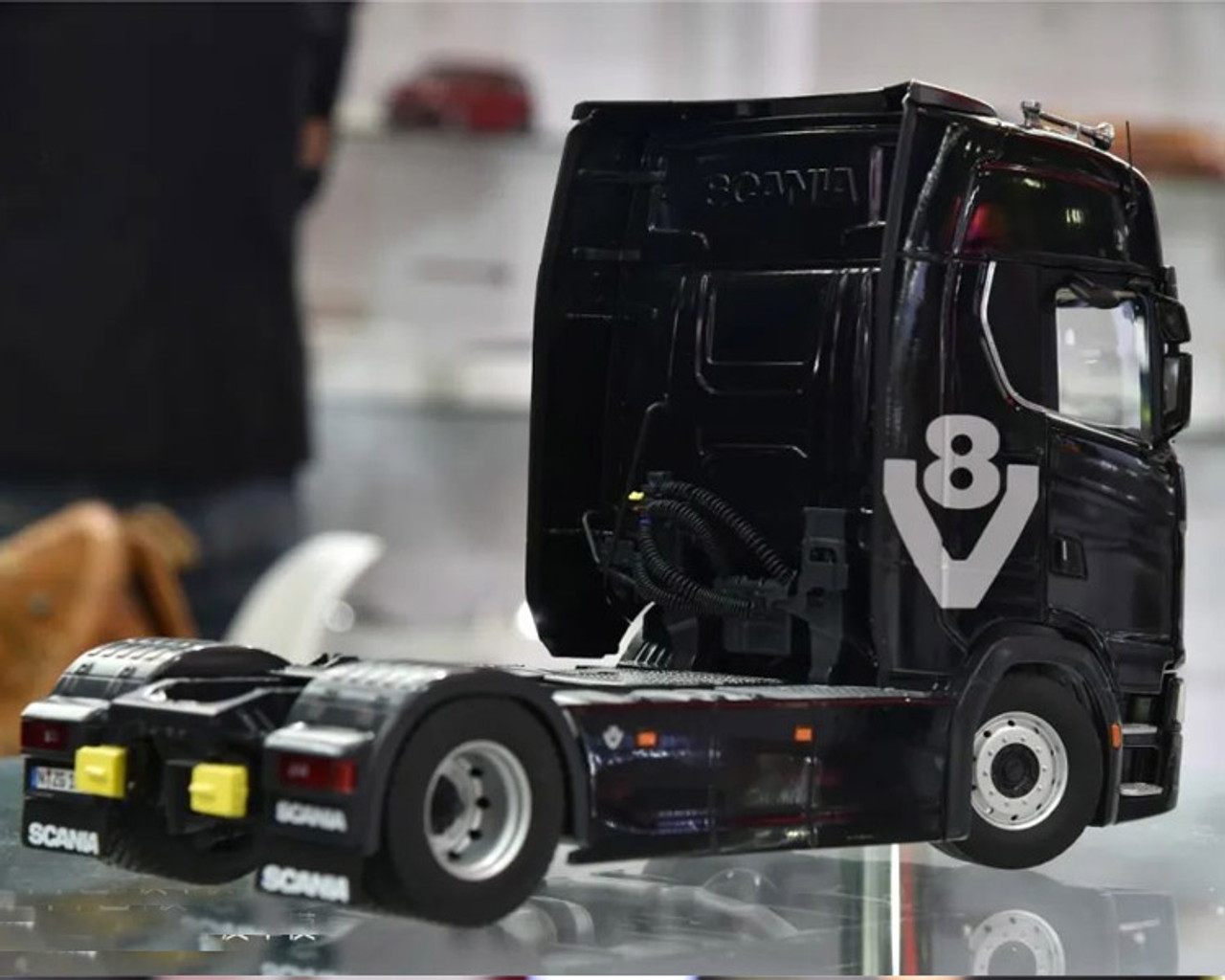 Sammler-Modell :: Lastwagen (LKW) :: Scania 730S schwarz V8 1:18