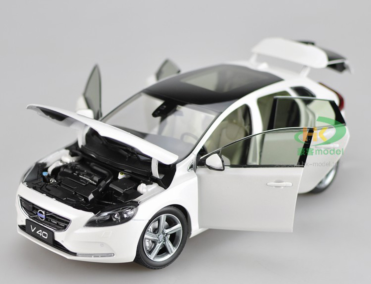 1/18 Dealer Edition Volvo V40 (White) Diecast Car Model