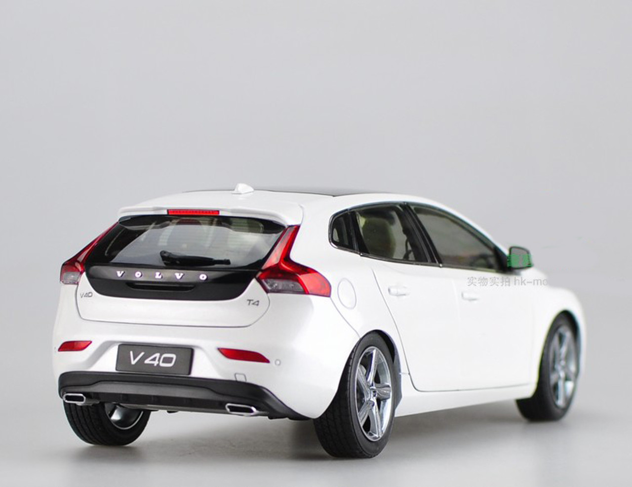 1/18 Dealer Edition Volvo V40 (White) Diecast Car Model