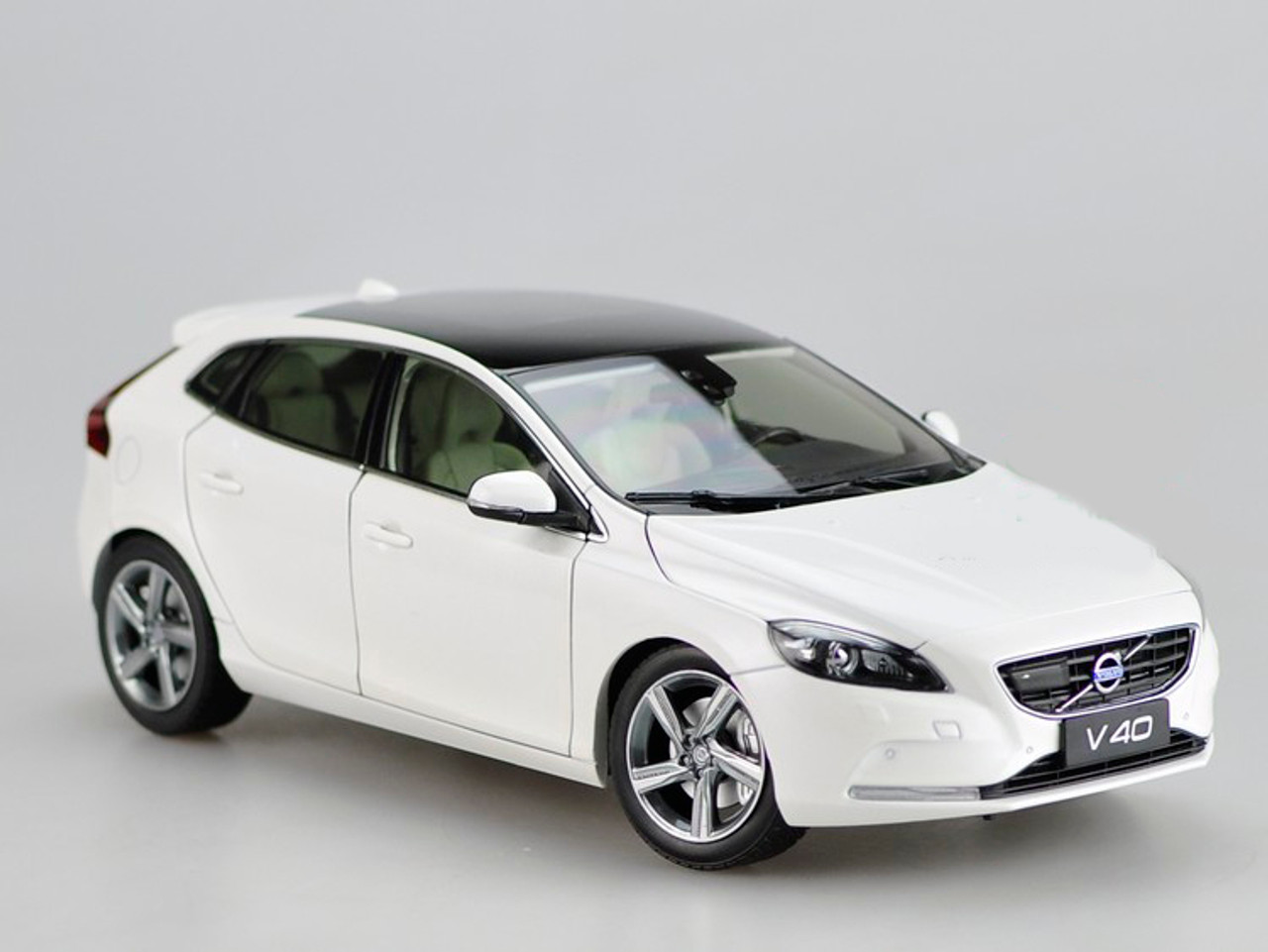 1/18 Dealer Edition Volvo V40 (White) Diecast Car Model 