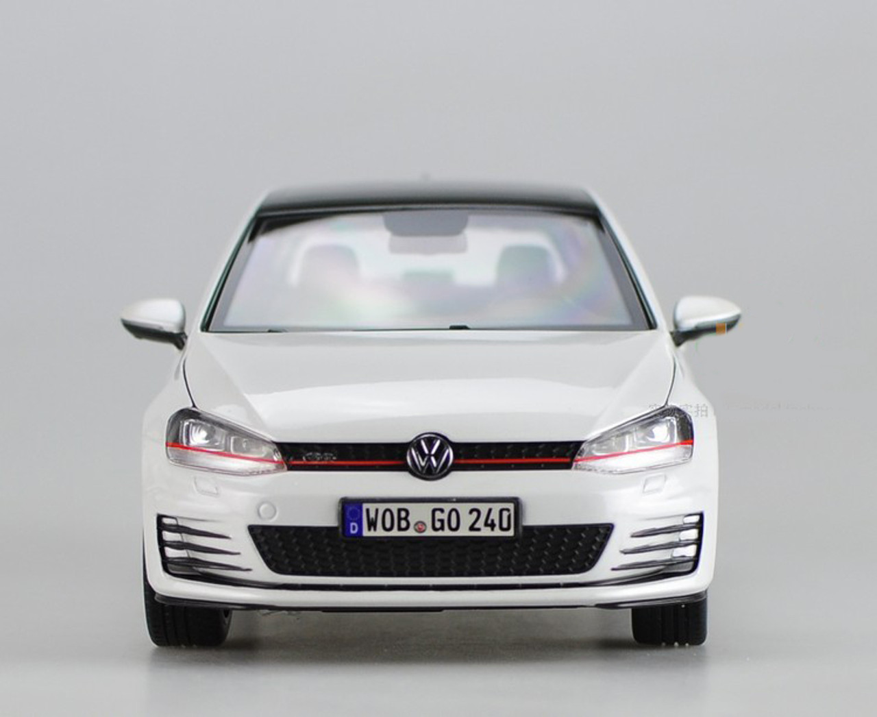 1/18 Dealer Edition Volkswagen VW Golf GTI 7th Generation (White) Diecast Car Model