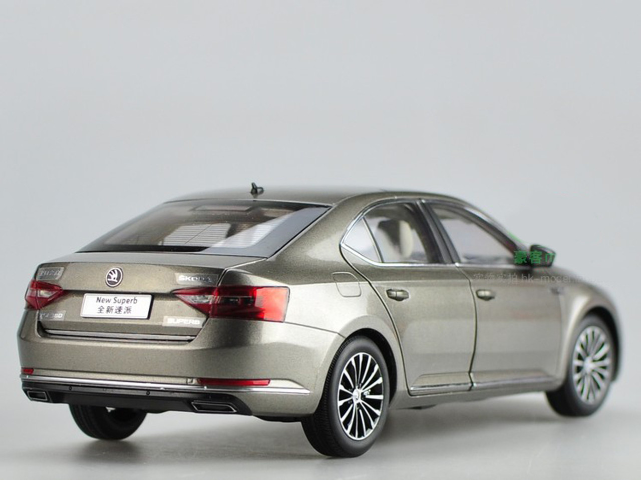 1/18 Dealer Edition Skoda New Superb (Champagne Brown) Diecast Car Model