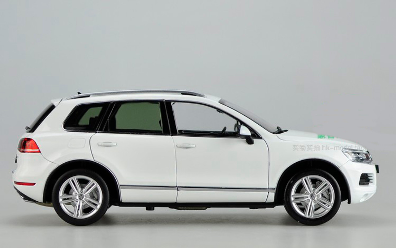 1/18 GTAUTOS Volkswagen VW Touareg TSI (White) Diecast Car Model