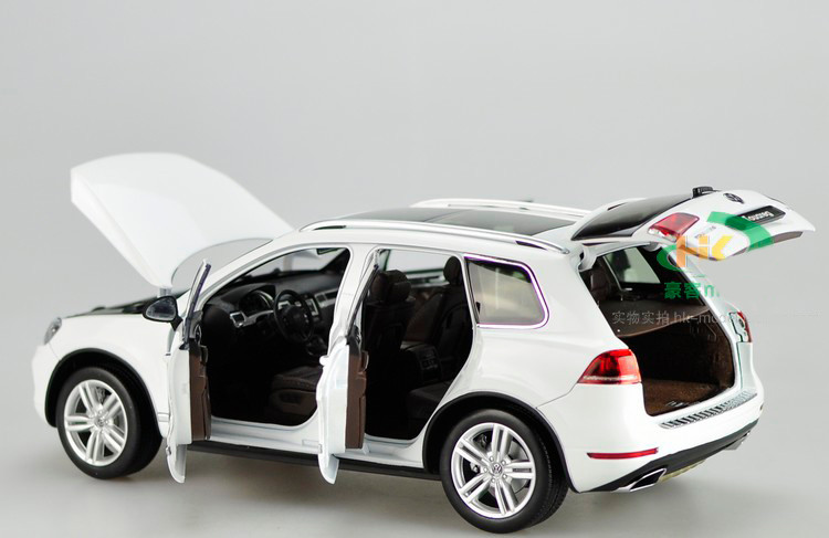 1/18 GTAUTOS Volkswagen VW Touareg TSI (White) Diecast Car Model