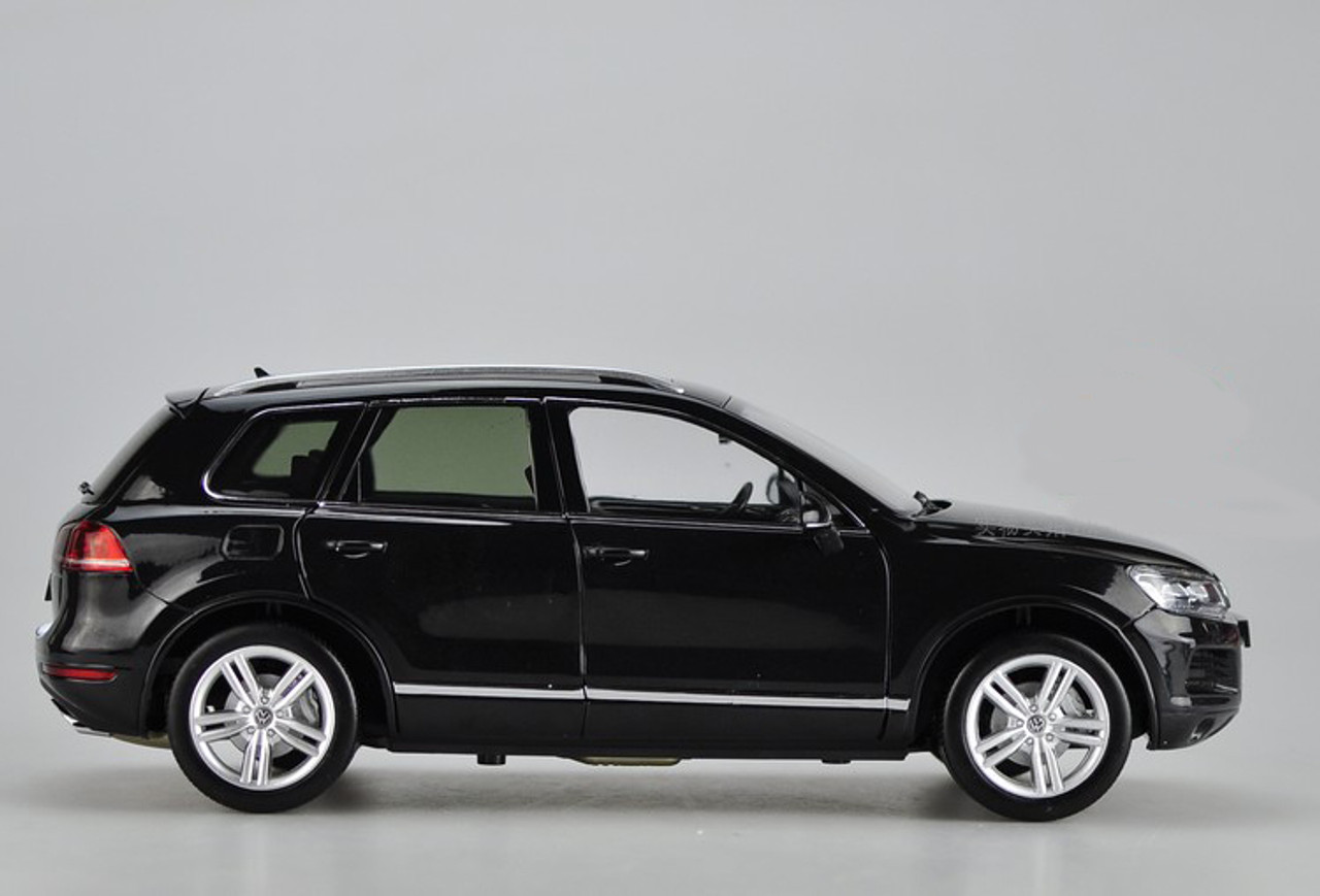 1/18 GTAUTOS Volkswagen VW Touareg TSI (Black) Diecast Car Model