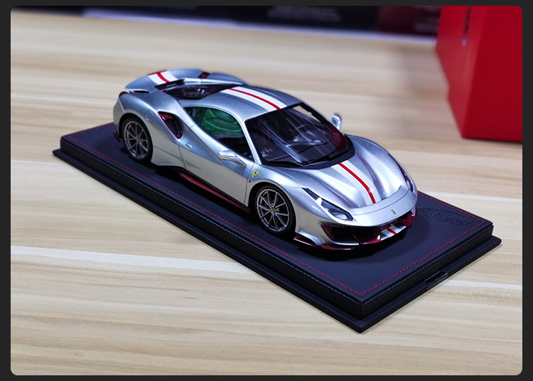 BBR 1/18 Ferrari 488 Pista レジンモデル【25台限定】 1/18 BBR Ferrari 488 Pista (Silver w/ Red Stripe) Resin Car Model