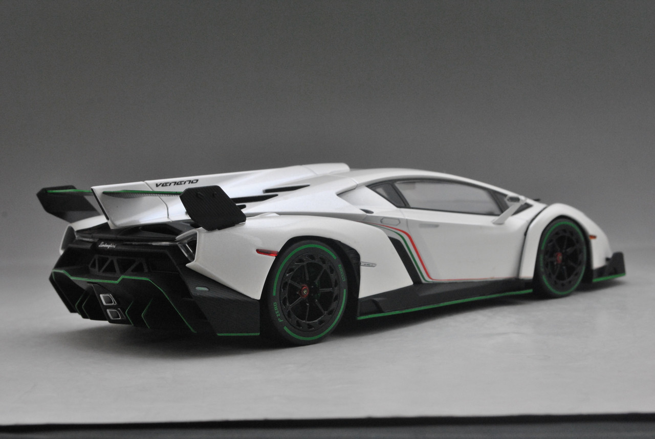 1/18 Kyosho Ousia Lamborghini Veneno Hardtop (White w/ Green Line) Car Model