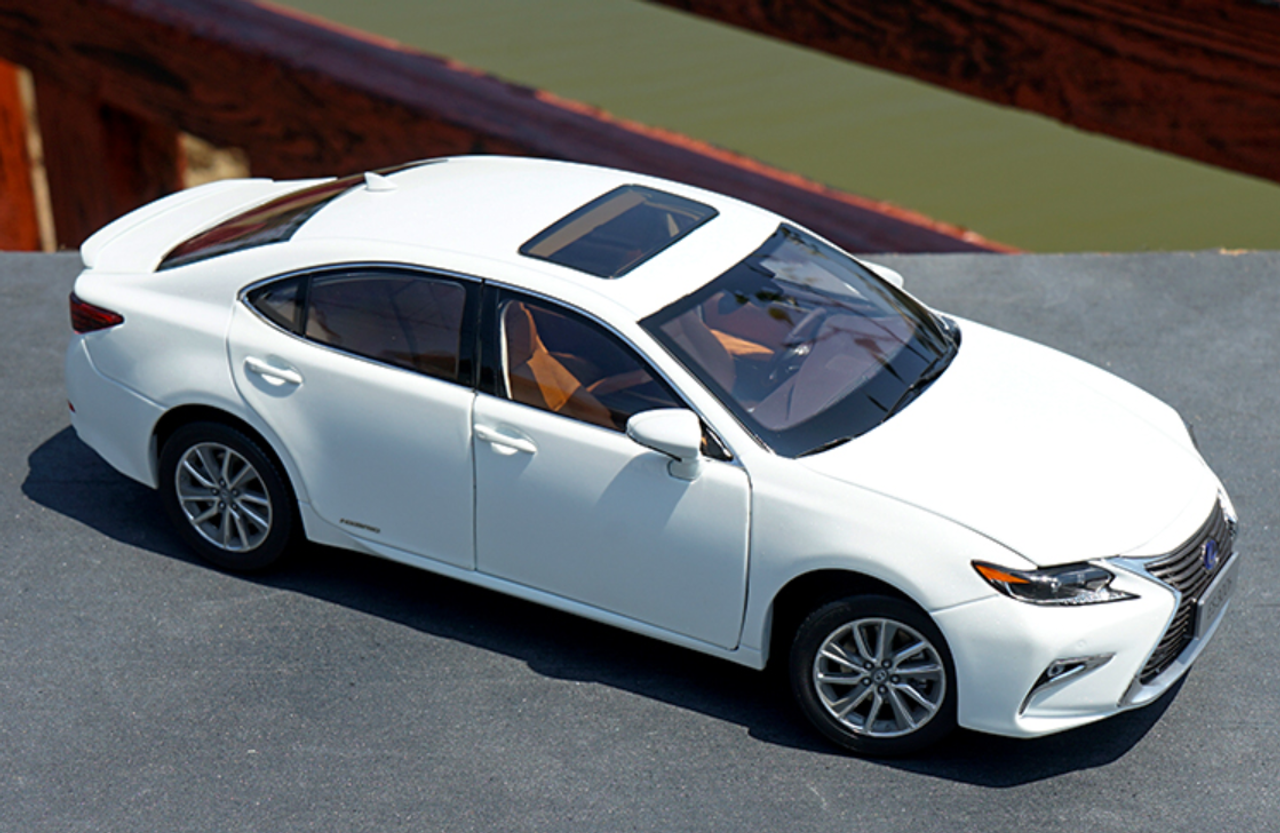 1/18 Dealer Edition Lexus ES 300H (White) Diecast Car Model