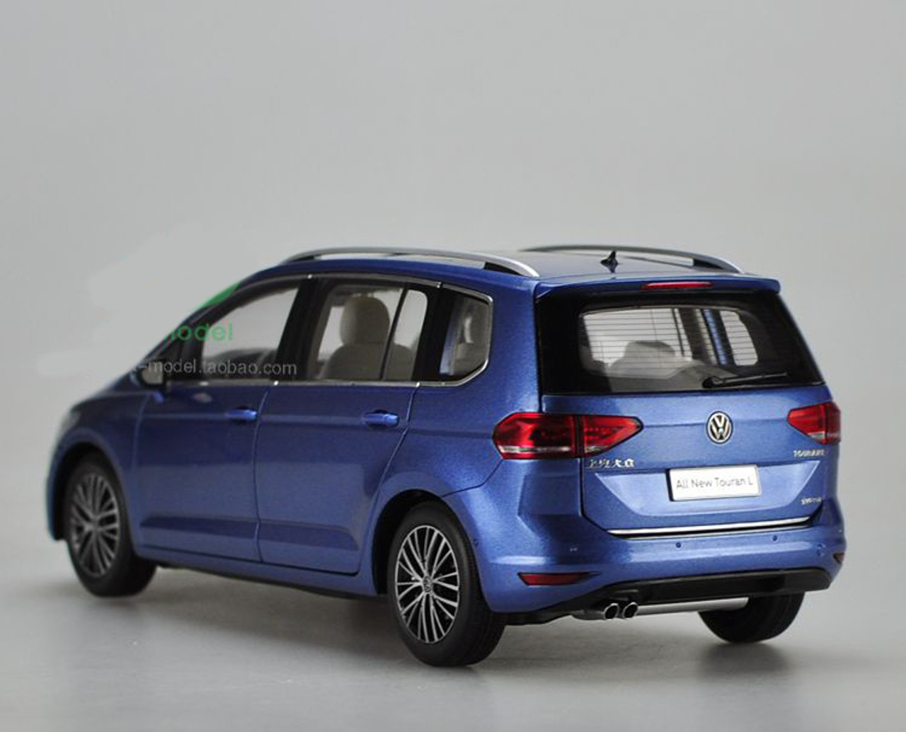 1/18 Dealer Edition 2016 Volkswagen VW Touran (Blue