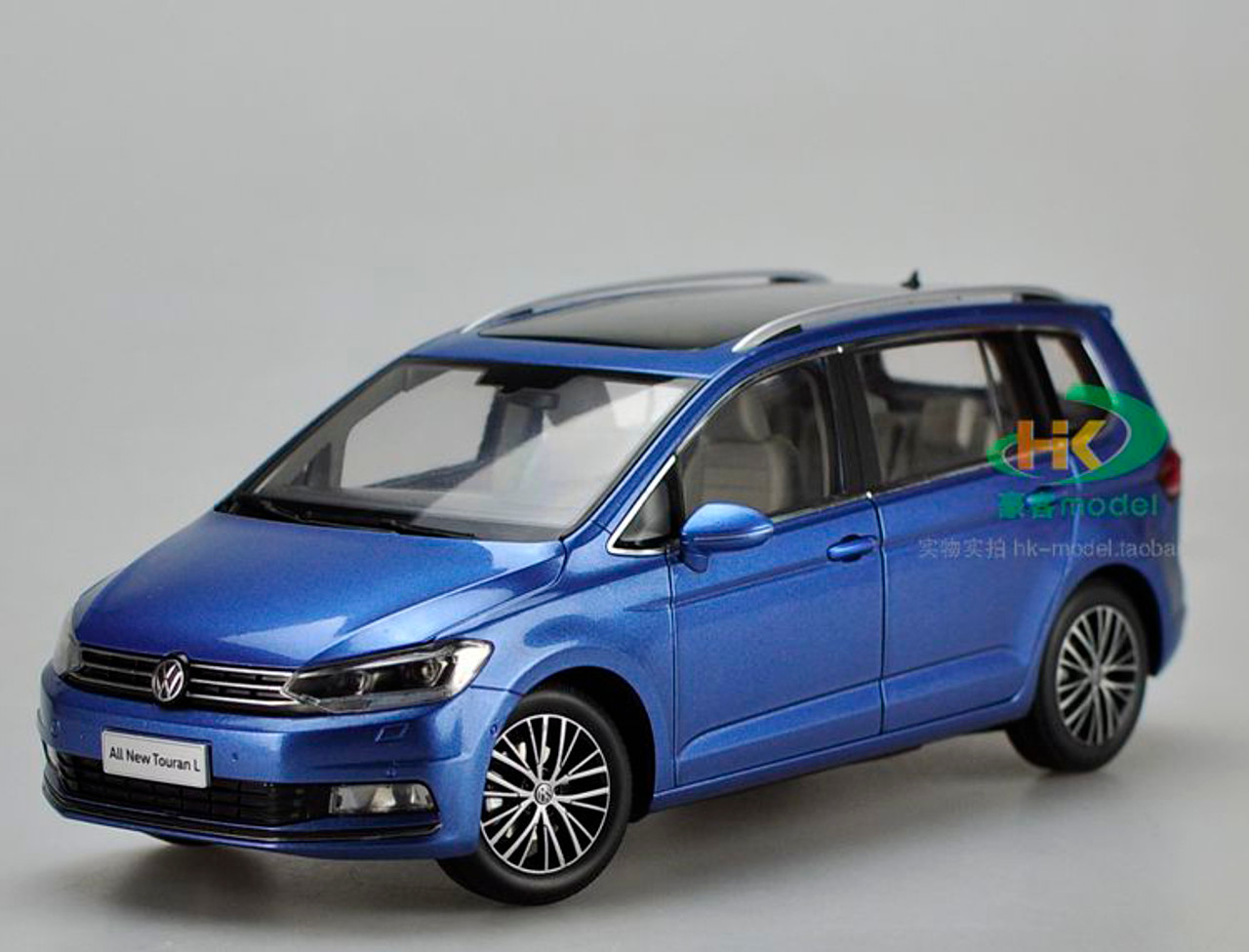 1/18 Dealer Edition 2016 Volkswagen VW Touran (Blue