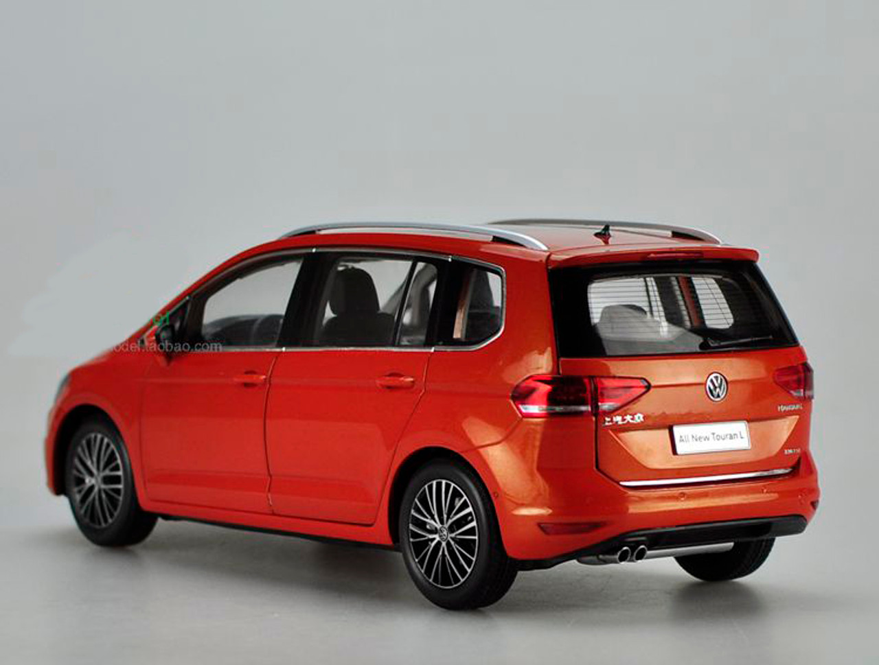 1/18 Dealer Edition 2016 Volkswagen VW Touran (Orange
