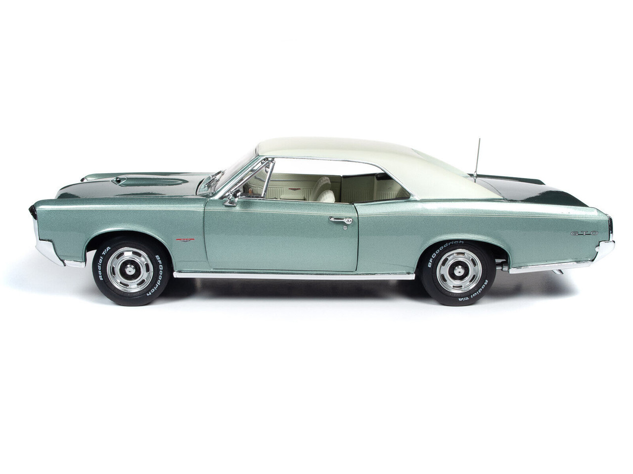 1/18 Auto World 1966 Pontiac GTO Hardtop Palmetto Green Metallic 