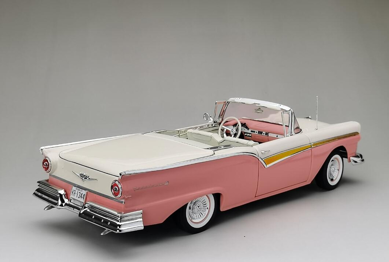 1/18 Sunstar 1957 Ford Fairlane 500 Skyliner (Sunset Coral