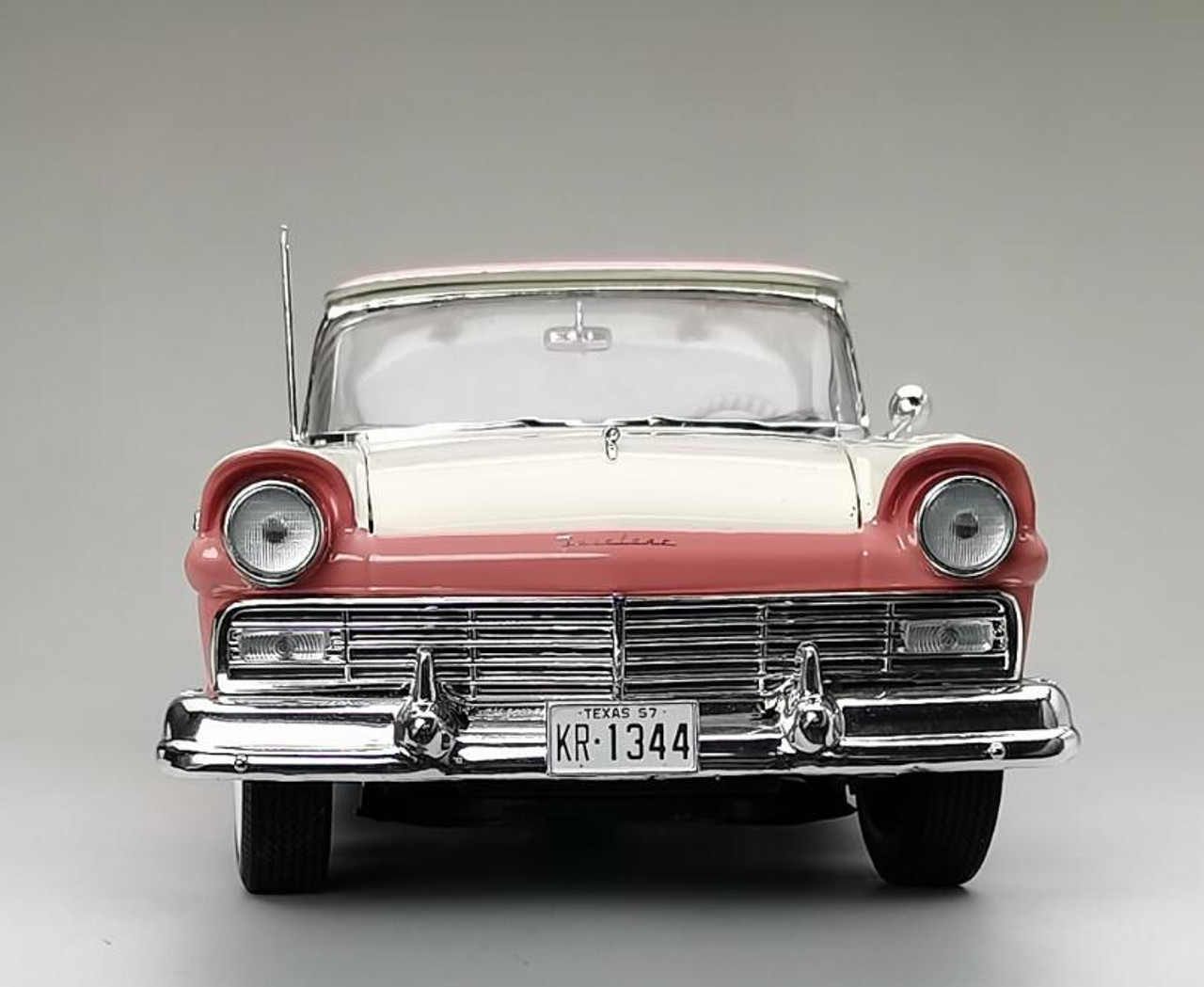 1/18 Sunstar 1957 Ford Fairlane 500 Skyliner (Sunset Coral Red 