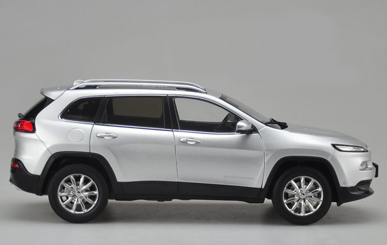 1/18 Dealer Edition Jeep Cherokee (Silver) Diecast Car Model