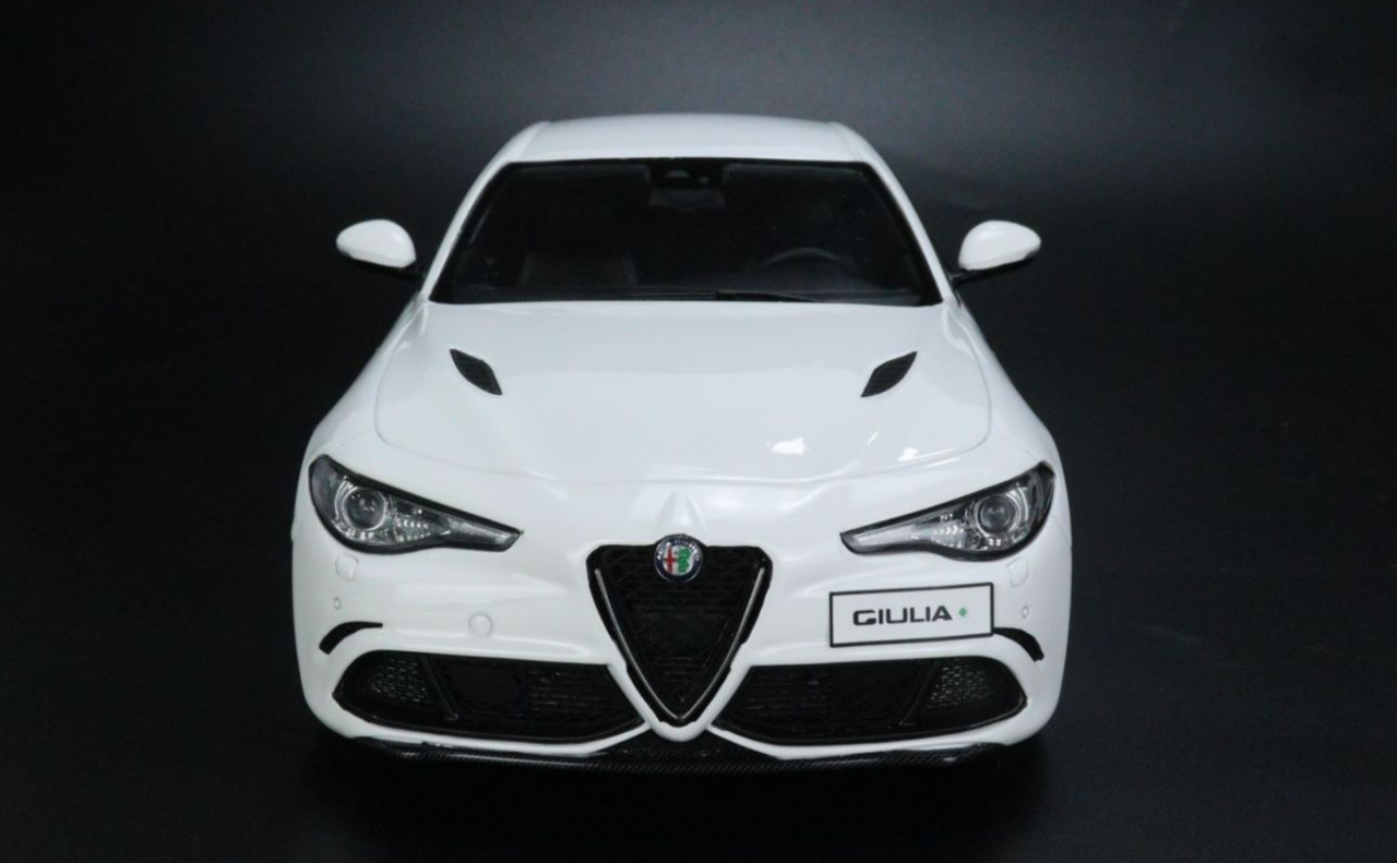 1/18 Alfa Romeo Giulia Quadrifoglio (White) Resin Car Model