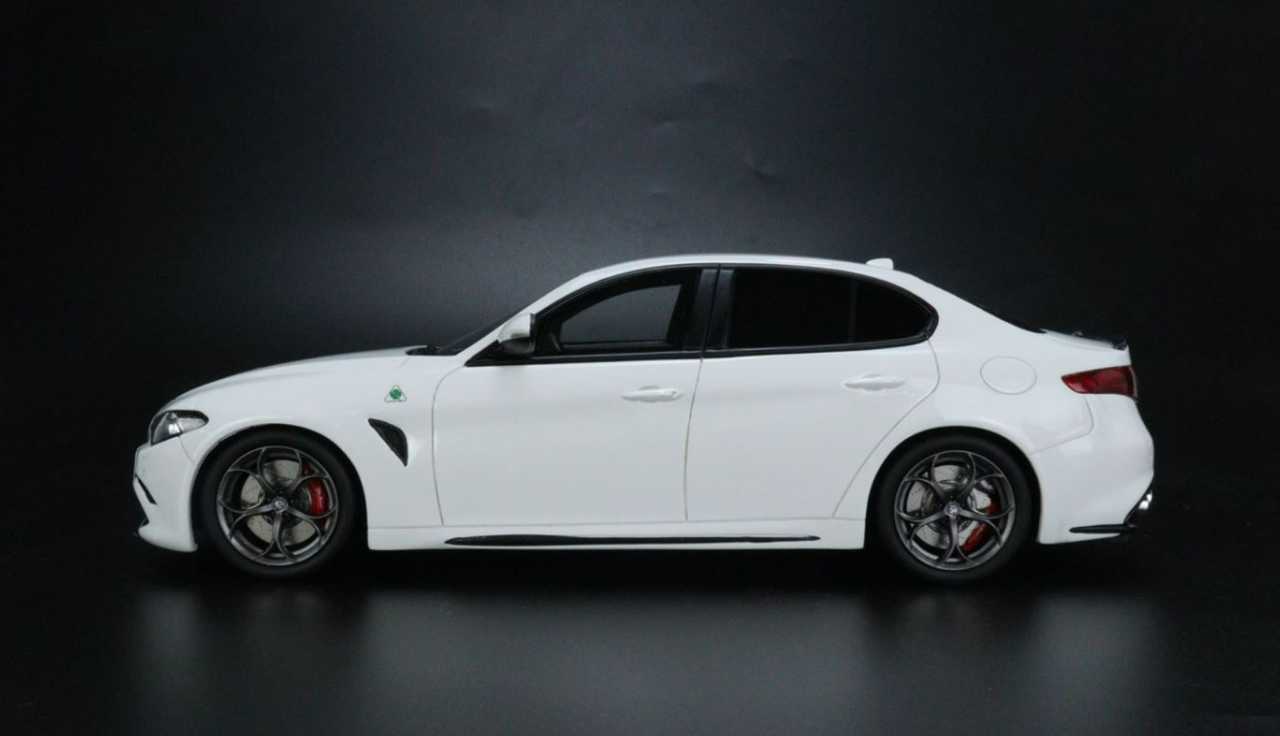 1/18 Alfa Romeo Giulia Quadrifoglio (White) Resin Car Model