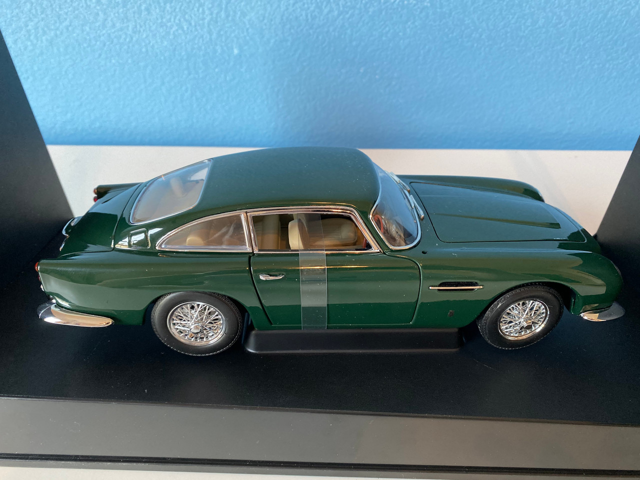 Defect 1/18 AUTOart Aston Martin DB5 RHD (Green) Diecast Car Model 70024