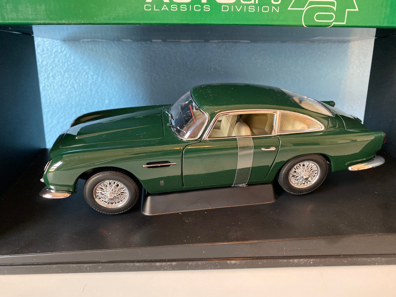 Defect 1/18 AUTOart Aston Martin DB5 RHD (Green) Diecast Car Model 70024