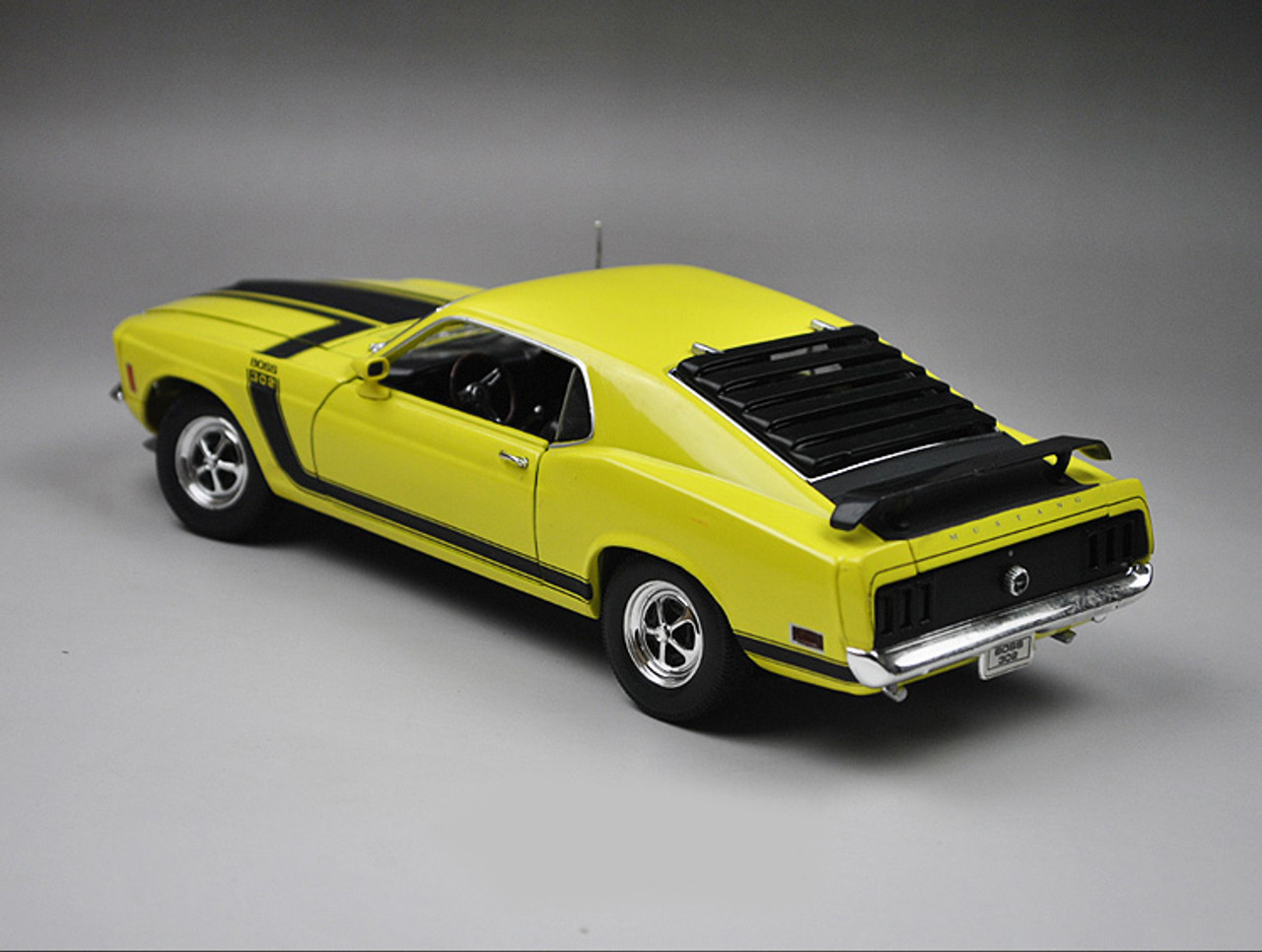 1/18 Welly 1970 Ford Mustang Boss 302 (Yellow) Diecast Car Model