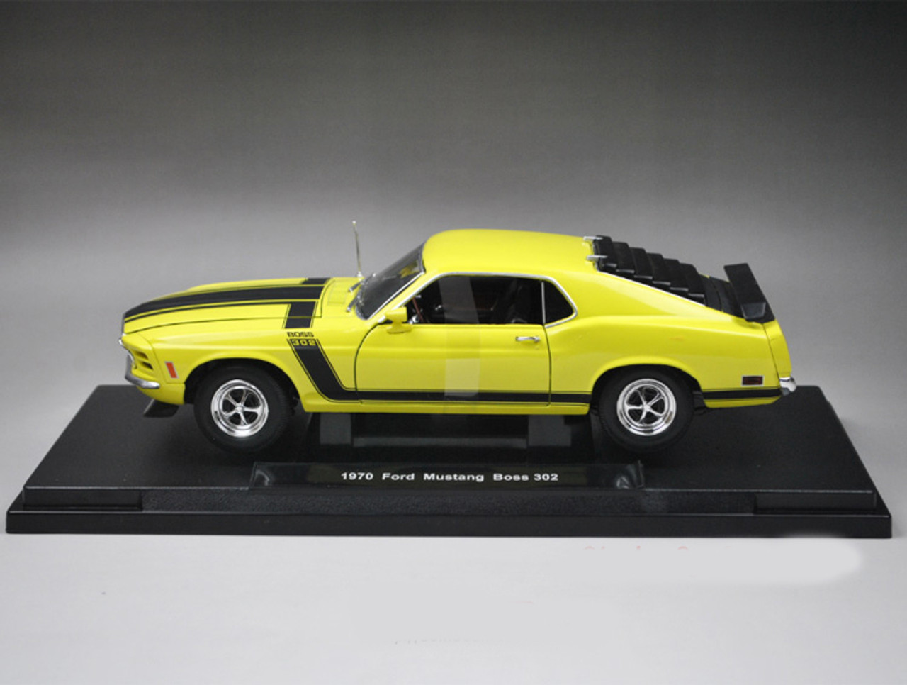 1/18 Welly 1970 Ford Mustang Boss 302 (Yellow) Diecast Car Model 