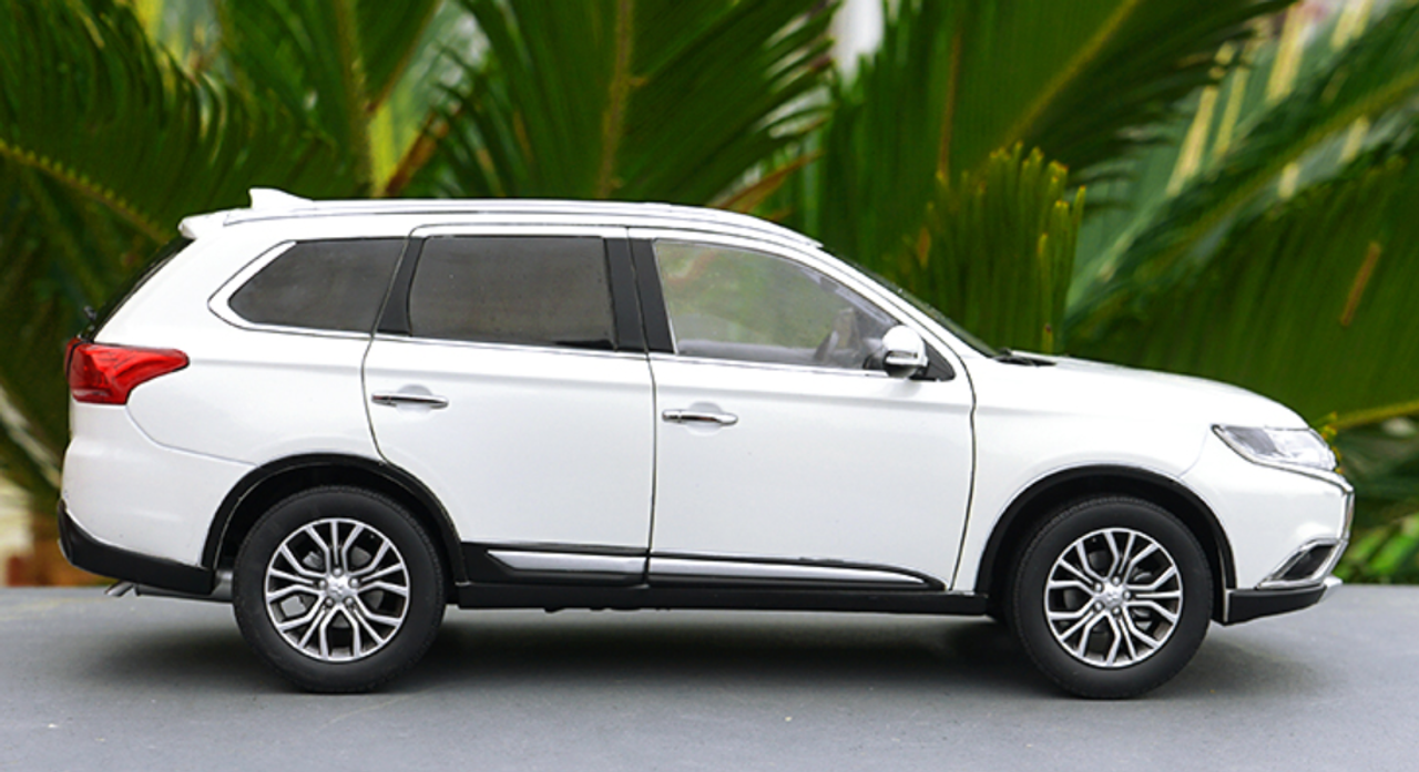 1/18 Dealer Edition Mitsubishi Outlander (White) Diecast Car Model