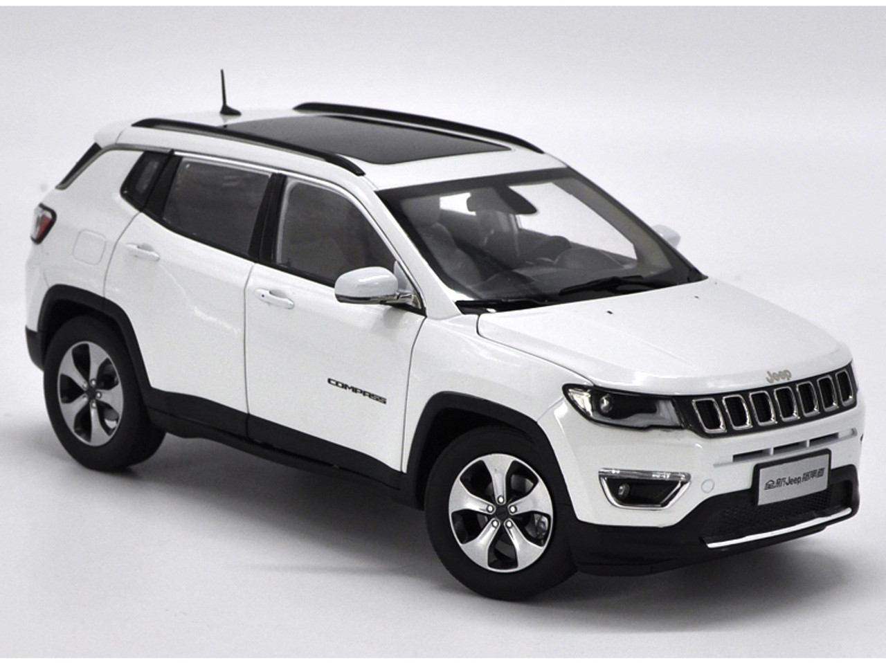 1/18 Dealer Edition Jeep Compass (White) Diecast Car Model