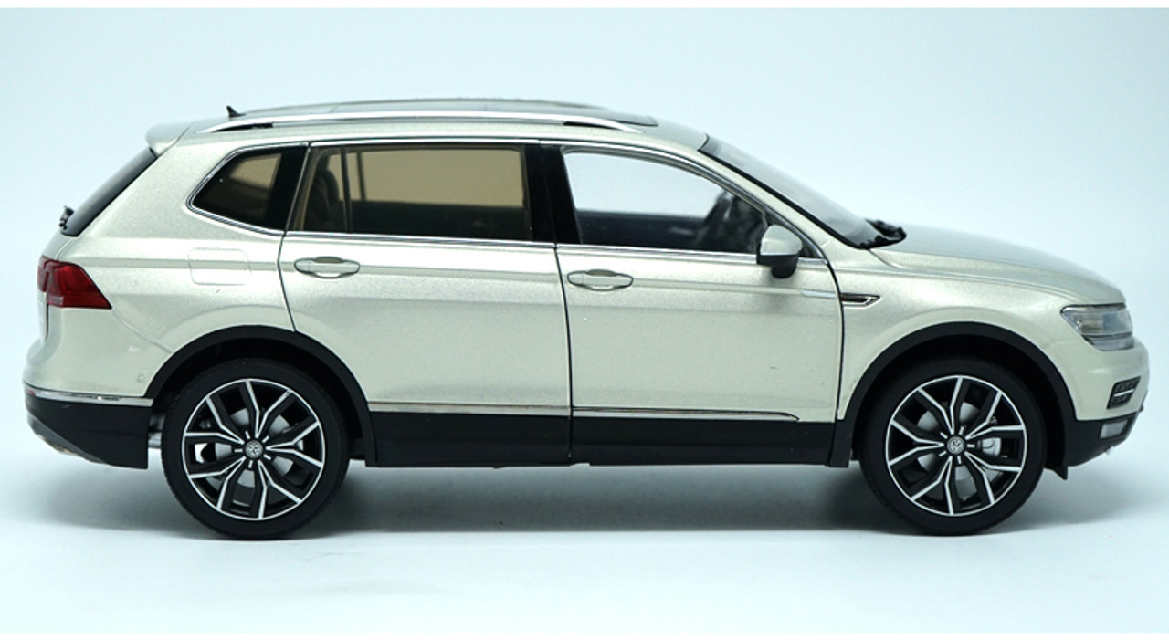 1/18 Dealer Edition Volkswagen VW Tiguan (Silver) 2nd Generation (2016–present) Diecast Car Model