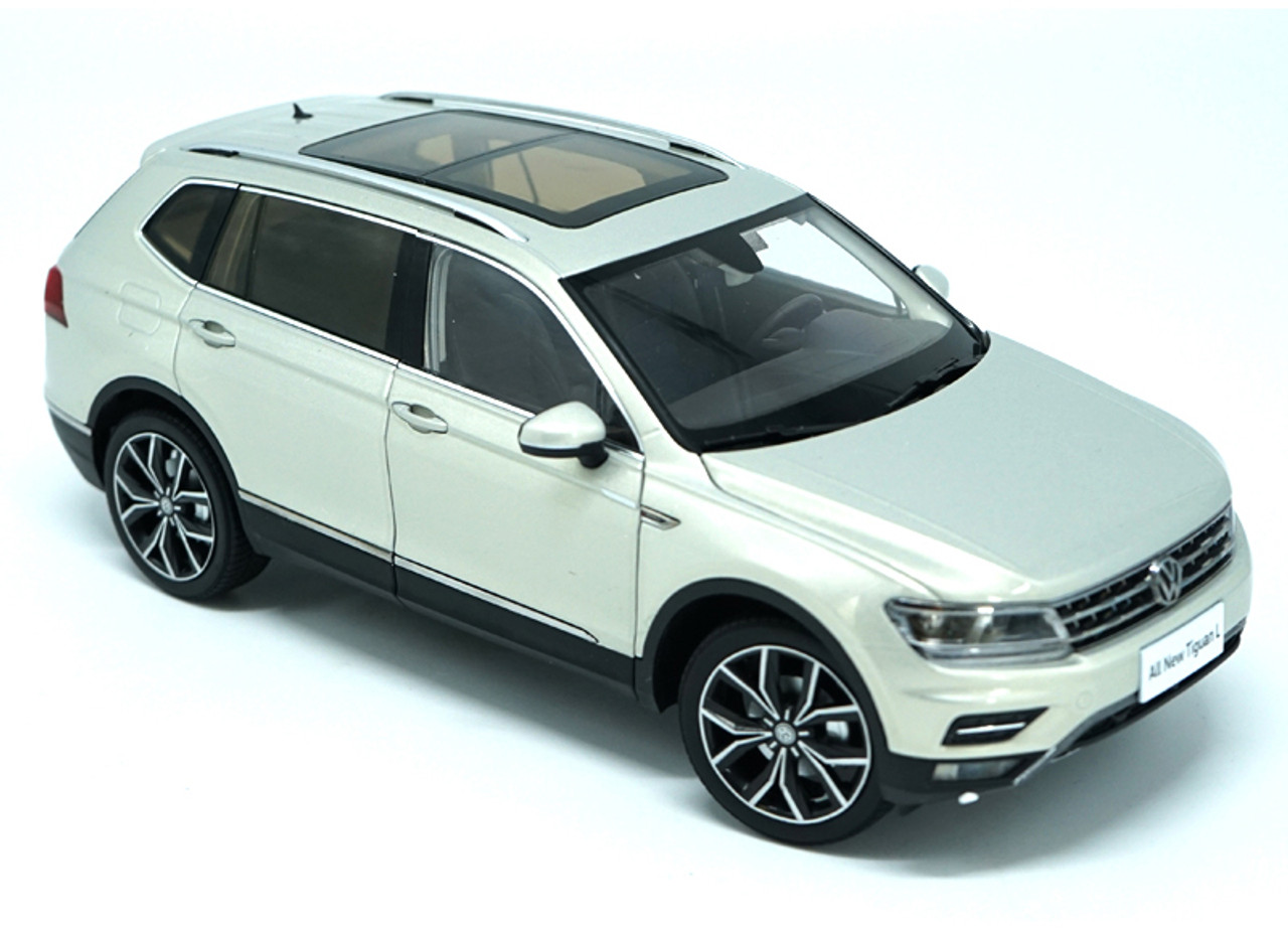 1/18 Dealer Edition Volkswagen VW Tiguan (Silver) 2nd Generation (2016–present) Diecast Car Model