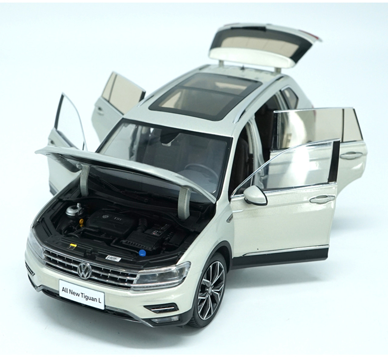 1/18 Dealer Edition Volkswagen VW Tiguan (Silver) 2nd Generation (2016–present) Diecast Car Model