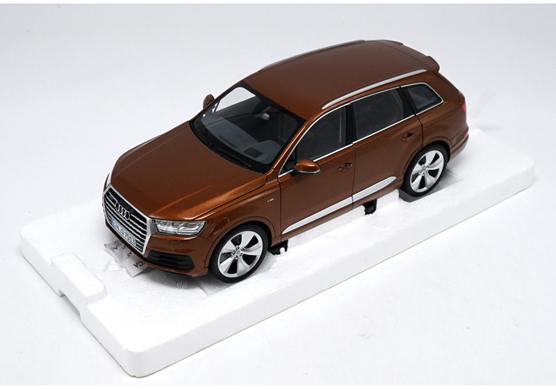 1/18 Minichamps 2015 Audi Q7 (Brown) Diecast Car Model