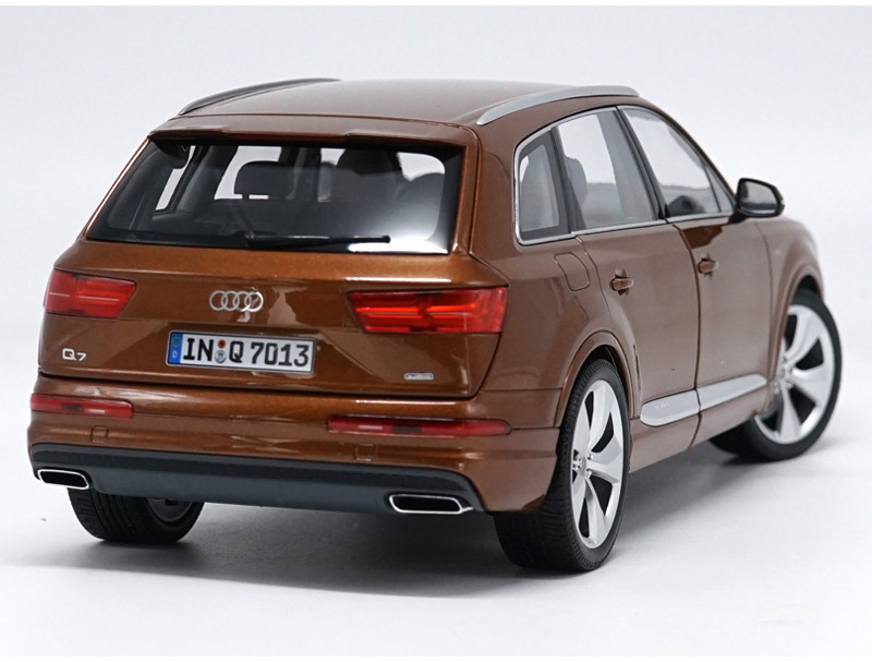 ミニチャンプス　Audi アウディ　Q7 1/18スケール ミニカー　ブルー 1/18 Minichamps 2015 Audi Q7 (Brown) Diecast Car Model