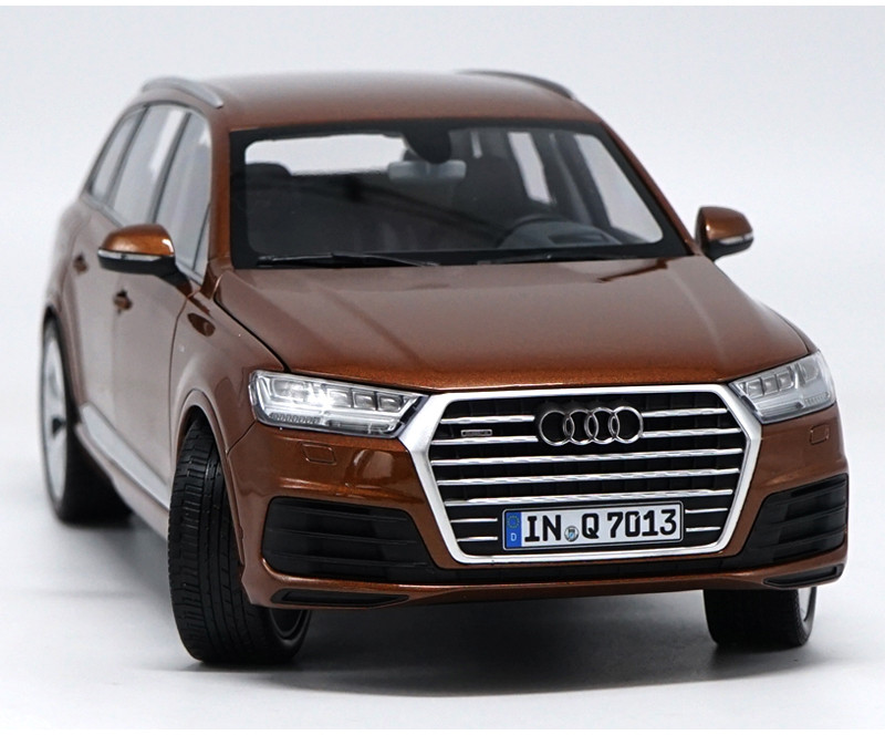 1/18 Minichamps 2015 Audi Q7 (Brown) Diecast Car Model