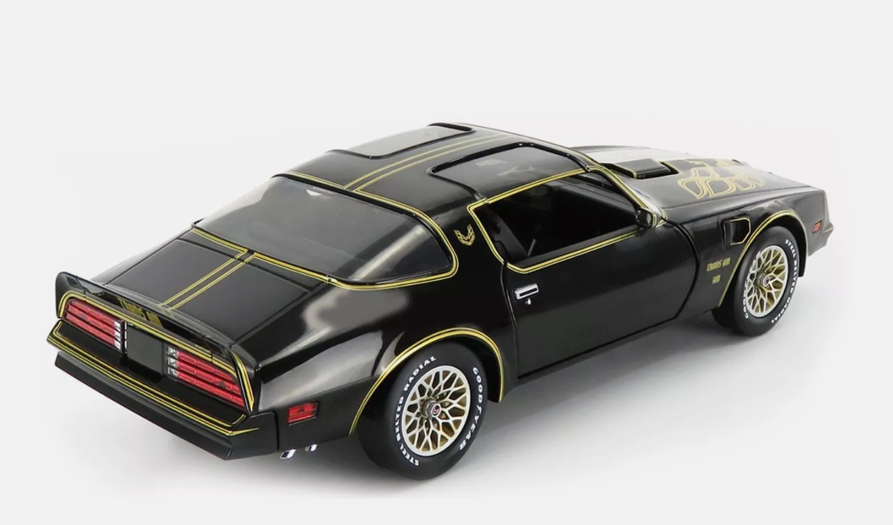 1/18 Greenlight 1977 Pontiac Firebird T/A Trans Am Starlite (Black with Golden Eagle Hood) Diecast Car Model