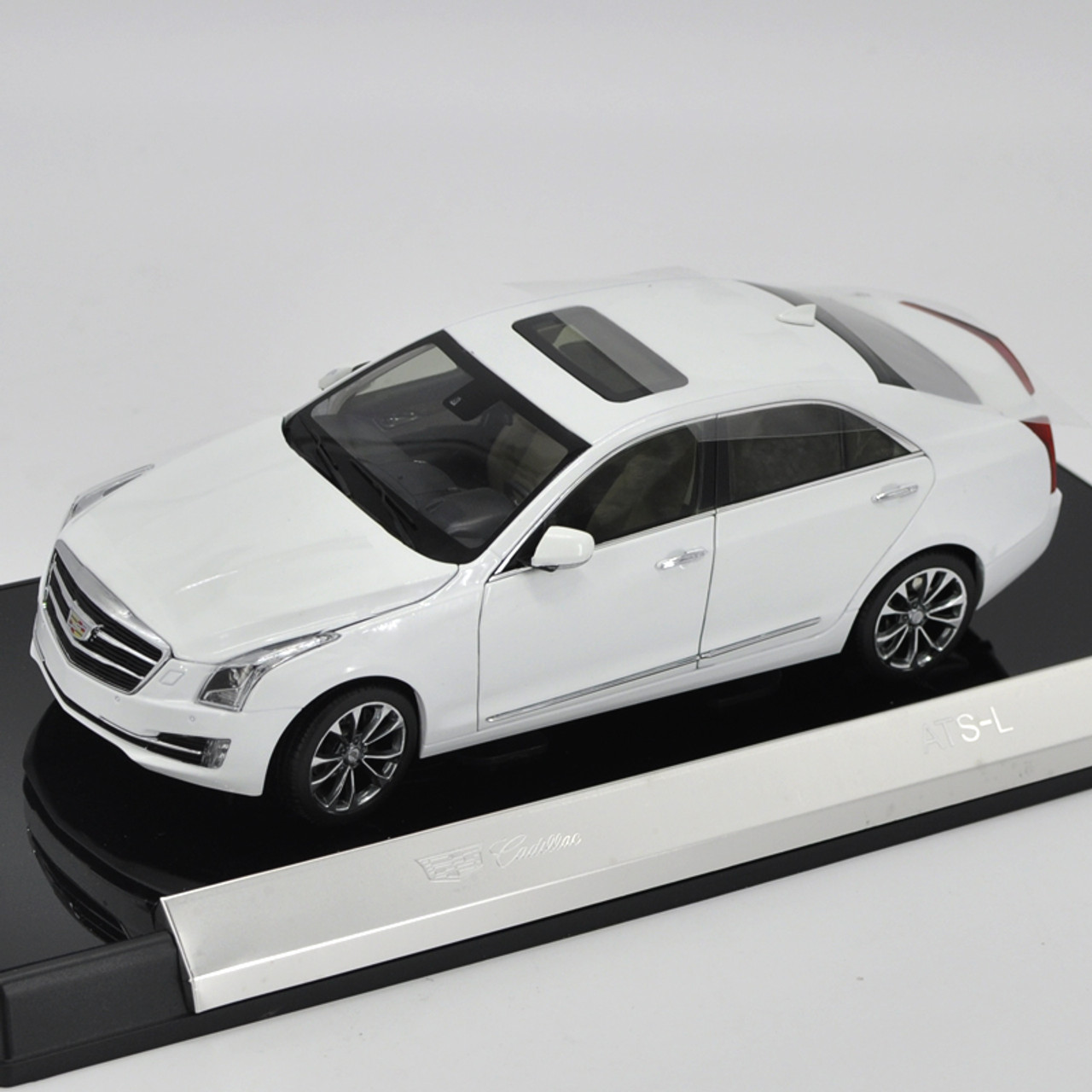 1/18 Dealer Edition 2016 Cadillac ATS ATS-L (White) Diecast Car Model